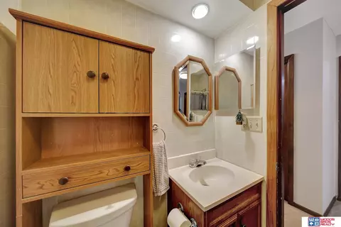 Bath - 643 Overlook Ln, Beatrice, NE 68310 photo 1 of 4