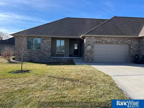 1821 Del Mar Cir, Grand Island, NE 68801