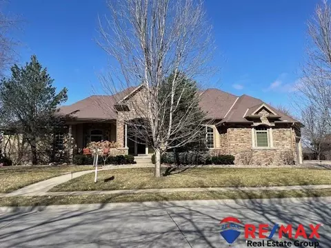 4906 Lake Forest Dr, Papillion, NE 68133
