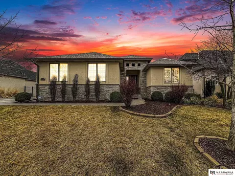 9321 Ravenwood Ln, Lincoln, NE 68526