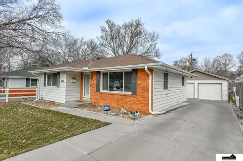 6820 Vine St, Lincoln, NE 68505