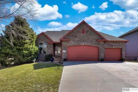 10219 Edna St, La Vista, NE 68128