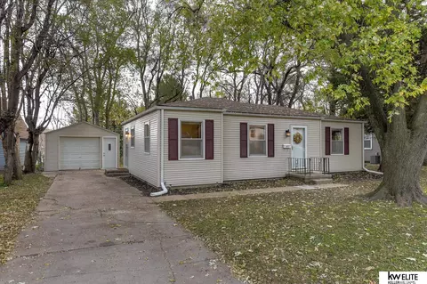 1027 N 77 Ave, Omaha, NE 68114