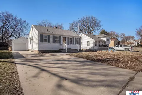 2406 Hancock St, Bellevue, NE 68005