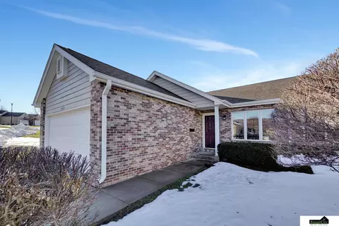 6029 Old Farm Cir, Lincoln, NE 68512