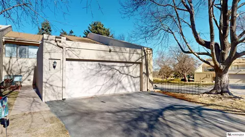 16006 Oak Plz, Omaha, NE 68130