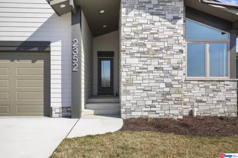2352 Landing Ln, Blair, NE 68008