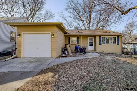 7631 Maywood St, Ralston, NE 68127