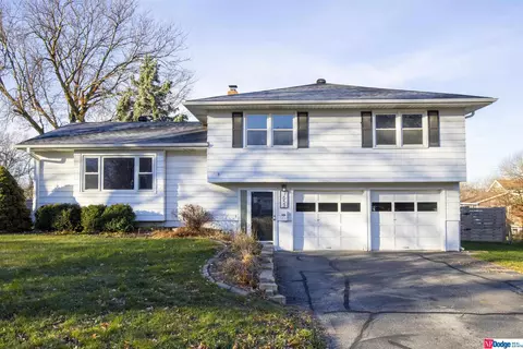 7653 Windsor Dr, Omaha, NE 68114
