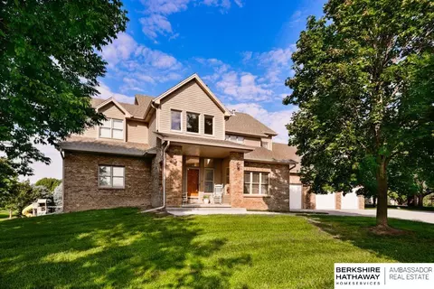 9910 S 161st St, Omaha, NE 68136