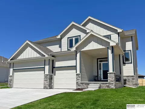 10906 Ranch Dr, Papillion, NE 68046