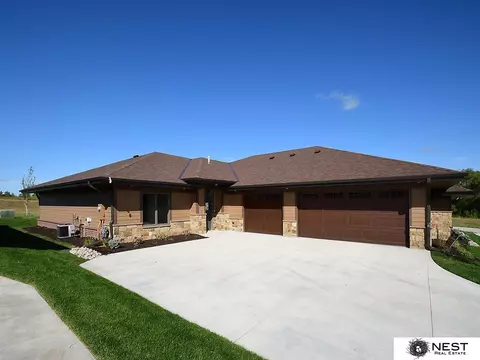 7245 NW 10 St, Lincoln, NE 68521