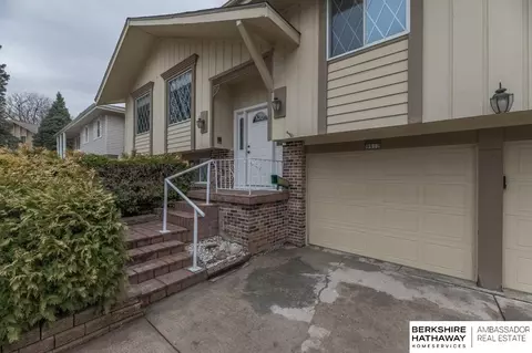 9912 O Cir, Omaha, NE 68127