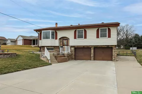 9032 Valley View Dr, La Vista, NE 68128