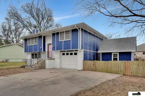 2030 Broadmoore Dr, Lincoln, NE 68506