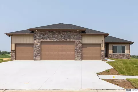 11720 Portage Dr, Papillion, NE 68046