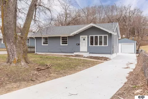 6926 N 39th St, Omaha, NE 68112