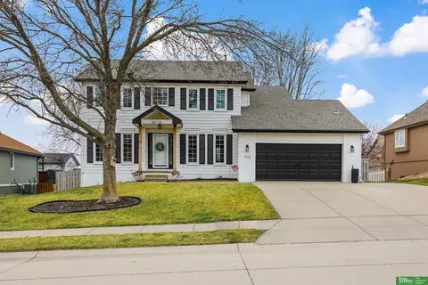 2013 Dana Ln, Papillion, NE 68133