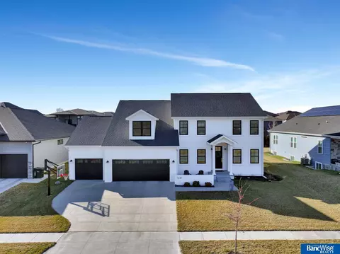 1231 N 102nd St, Lincoln, NE 68527