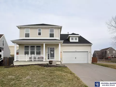 902 Summit Rdg, Papillion, NE 68046