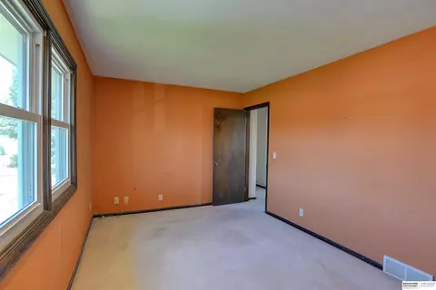 15229 Douglas Cir, Omaha, NE 68154 photo 3
