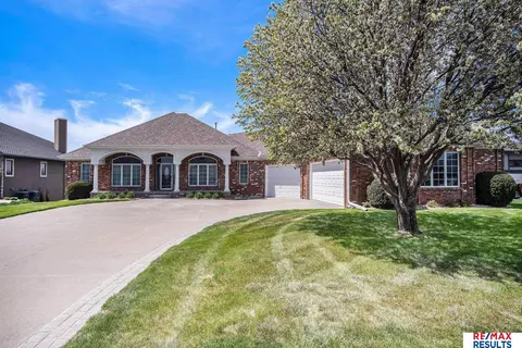17064 S Reflection Cir, Bennington, NE 68007
