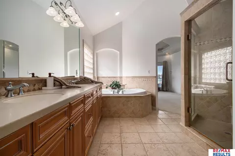 Bath - 17064 S Reflection Cir, Bennington, NE 68007 photo 2 of 3