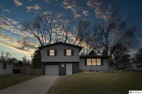3220 Cottonwood Ln, Omaha, NE 68134