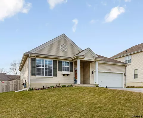 2008 Lakewood Dr, Papillion, NE 68046