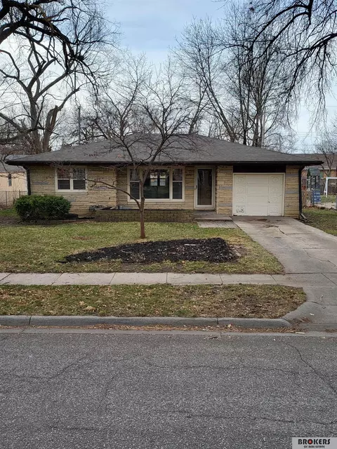 3935 Sumner St, Lincoln, NE 68506