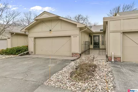 6044 Oakcrest Plz # 8, Omaha, NE 68137