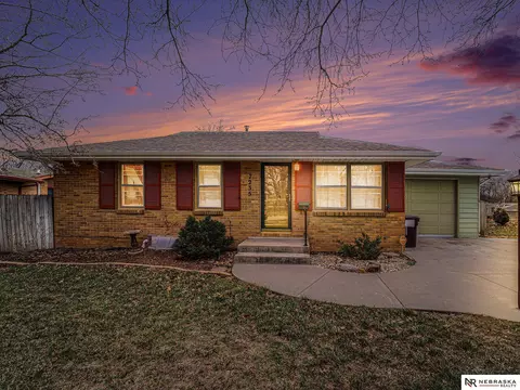 7235 Dudley St, Lincoln, NE 68505