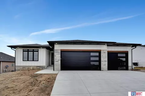 9420 Fairbury Ln, Lincoln, NE 68516