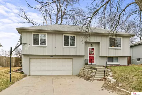 11124 W St, Omaha, NE 68137