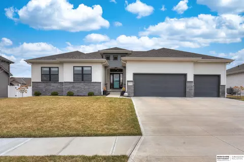 12713 S 75th Ave, Papillion, NE 68046