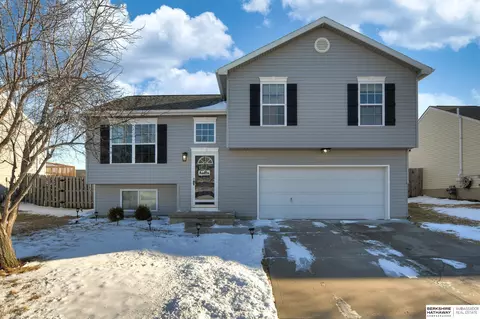 16109 Greenleaf St, Omaha, NE 68136