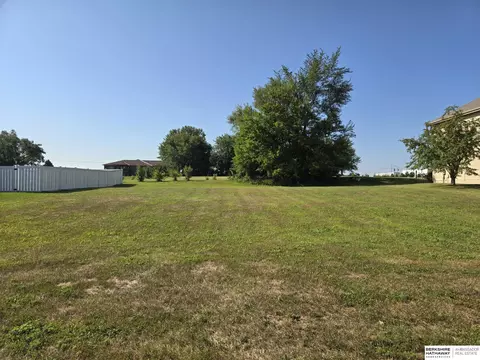 1707 Lake Ridge Dr, Plattsmouth, NE 68048