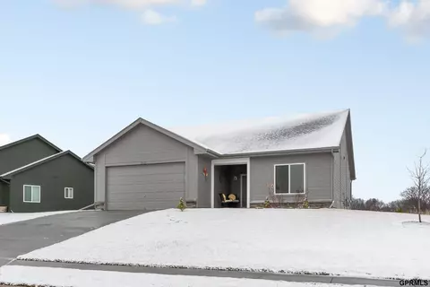 912 Gayle St, Papillion, NE 68046