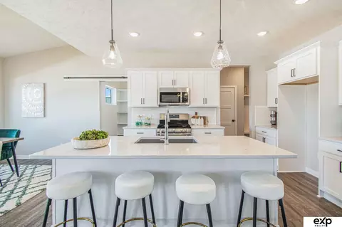 5757 Kestrel Pkwy, Elkhorn, NE 68022