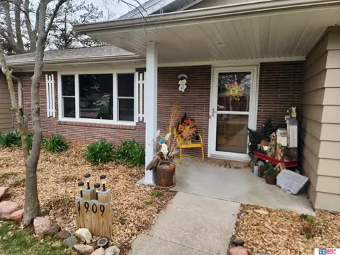 Exterior - 1909 S 4th Ave, Beatrice, NE 68310 photo 1 of 5