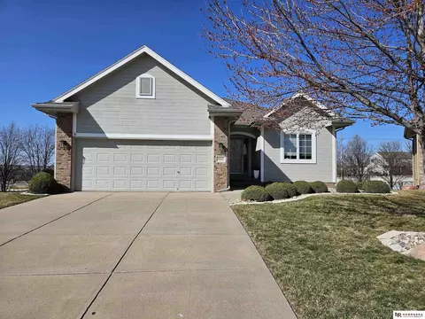 9525 Valley Road Cir, La Vista, NE 68128