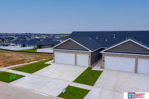 10640 Majestic Ln, Lincoln, NE 68527