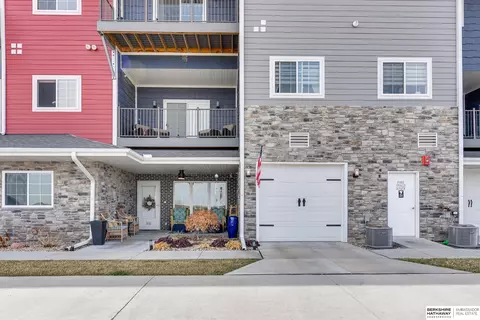 5910 N 158th Plz, Omaha, NE 68116