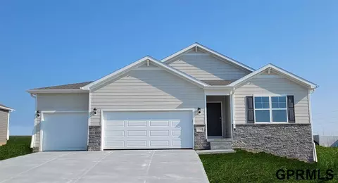 6216 Clear Creek St, Papillion, NE 68157