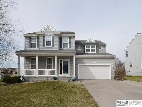 2318 Walnut Creek Dr, Papillion, NE 68046