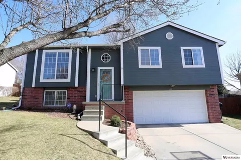 401 Charleston Dr, Papillion, NE 68133
