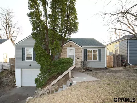 7261 N Ridge Dr, Omaha, NE 68112