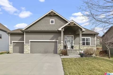 8533 S 102nd St, La Vista, NE 68128