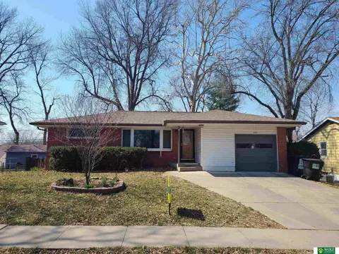 1935 E Manor Dr, Lincoln, NE 68506