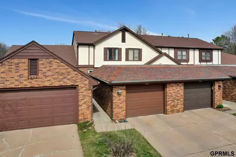 7014 Shamrock Rd, Lincoln, NE 68506